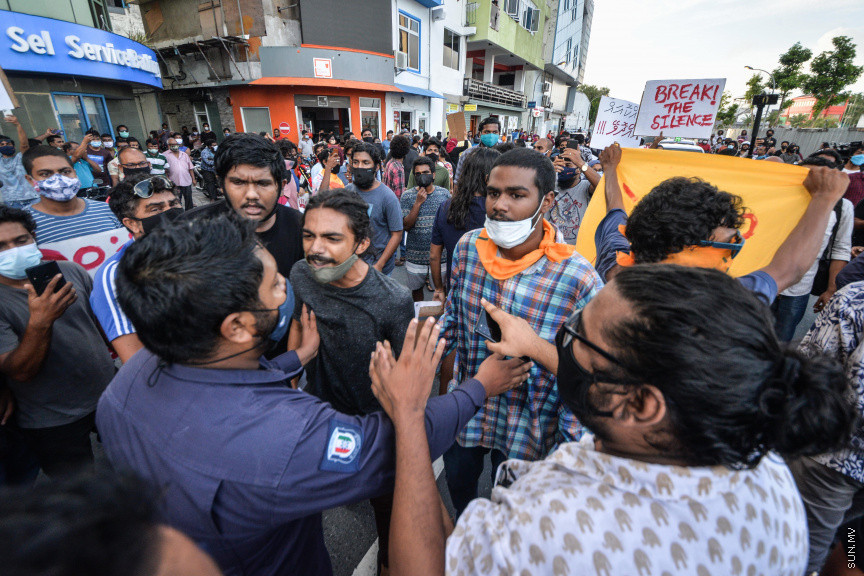 ޖޫން 29، 2020: ރޭޕްއާ ދެކޮޅަށް މާލޭގައި ކުރި މުޒާހަރާގެ ތެރެއިން: މުޒާހަރާގެ ބައިވެރިން ކުރިއަށް ދިއުމަށް ފުލުހުން ހުރަސް އެޅުމުން ވަނީ ހަމަނުޖެހުންތަކެއް ހިނގާފައި -- ސަން ފޮޓޯ/ ފަޔާޒު މޫސާ 