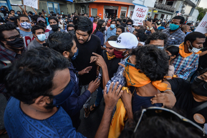 ޖޫން 29، 2020: ރޭޕްއާ ދެކޮޅަށް މާލޭގައި ކުރި މުޒާހަރާގެ ތެރެއިން: މުޒާހަރާގެ ބައިވެރިން ކުރިއަށް ދިއުމަށް ފުލުހުން ހުރަސް އެޅުމުން ވަނީ ހަމަނުޖެހުންތަކެއް ހިނގާފައި -- ސަން ފޮޓޯ/ ފަޔާޒު މޫސާ 