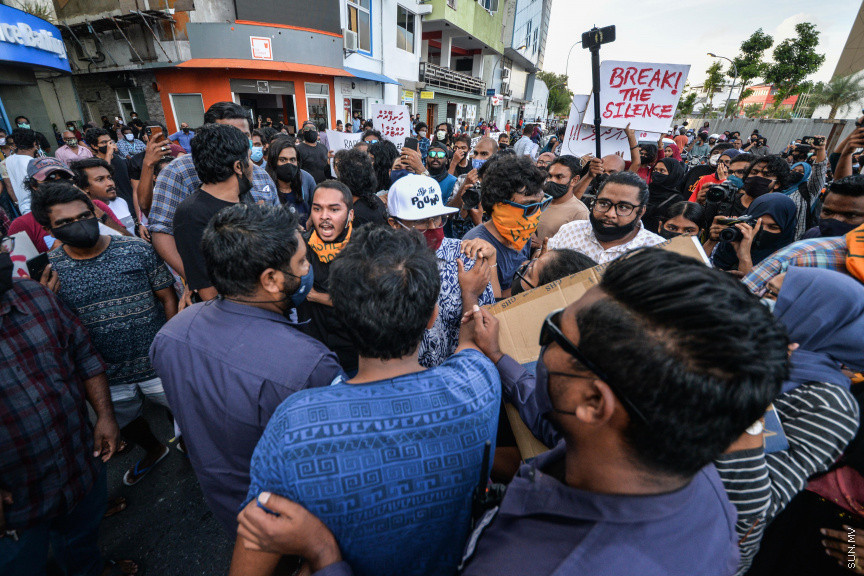 ޖޫން 29، 2020: ރޭޕްއާ ދެކޮޅަށް މާލޭގައި ކުރި މުޒާހަރާގެ ތެރެއިން: މުޒާހަރާގެ ބައިވެރިން ކުރިއަށް ދިއުމަށް ފުލުހުން ހުރަސް އެޅުމުން ވަނީ ހަމަނުޖެހުންތަކެއް ހިނގާފައި -- ސަން ފޮޓޯ/ ފަޔާޒު މޫސާ 