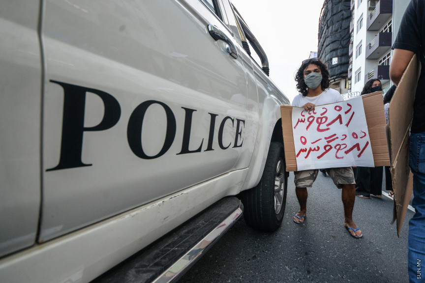 ޖޫން 29، 2020: ރޭޕްއާ ދެކޮޅަށް މާލޭގައި ކުރި މުޒާހަރާގެ ތެރެއިން: މުޒާހަރާގެ ބައިވެރިން ކުރިއަށް ދިއުމަށް ފުލުހުން ހުރަސް އެޅުމުން ވަނީ ހަމަނުޖެހުންތަކެއް ހިނގާފައި -- ސަން ފޮޓޯ/ ފަޔާޒު މޫސާ 