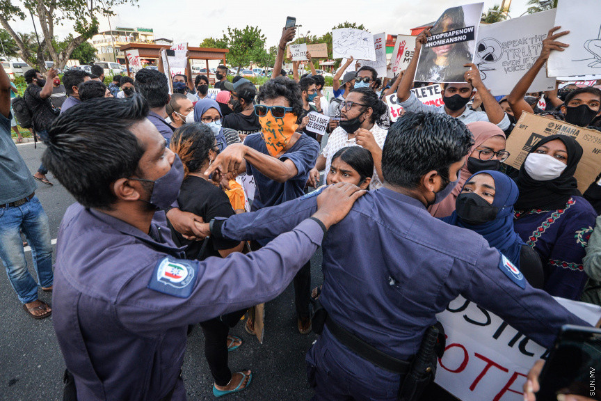 ޖޫން 29، 2020: ރޭޕްއާ ދެކޮޅަށް މާލޭގައި ކުރި މުޒާހަރާގެ ތެރެއިން: މުޒާހަރާގެ ބައިވެރިން ކުރިއަށް ދިއުމަށް ފުލުހުން ހުރަސް އެޅުމުން ވަނީ ހަމަނުޖެހުންތަކެއް ހިނގާފައި -- ސަން ފޮޓޯ/ ފަޔާޒު މޫސާ 