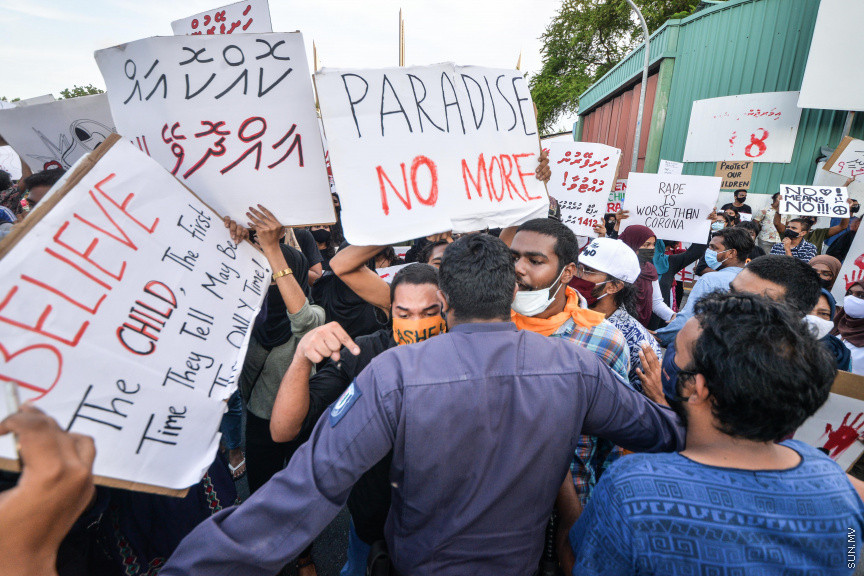 ޖޫން 29، 2020: ރޭޕްއާ ދެކޮޅަށް މާލޭގައި ކުރި މުޒާހަރާގެ ތެރެއިން: މުޒާހަރާގެ ބައިވެރިން ކުރިއަށް ދިއުމަށް ފުލުހުން ހުރަސް އެޅުމުން ވަނީ ހަމަނުޖެހުންތަކެއް ހިނގާފައި -- ސަން ފޮޓޯ/ ފަޔާޒު މޫސާ 