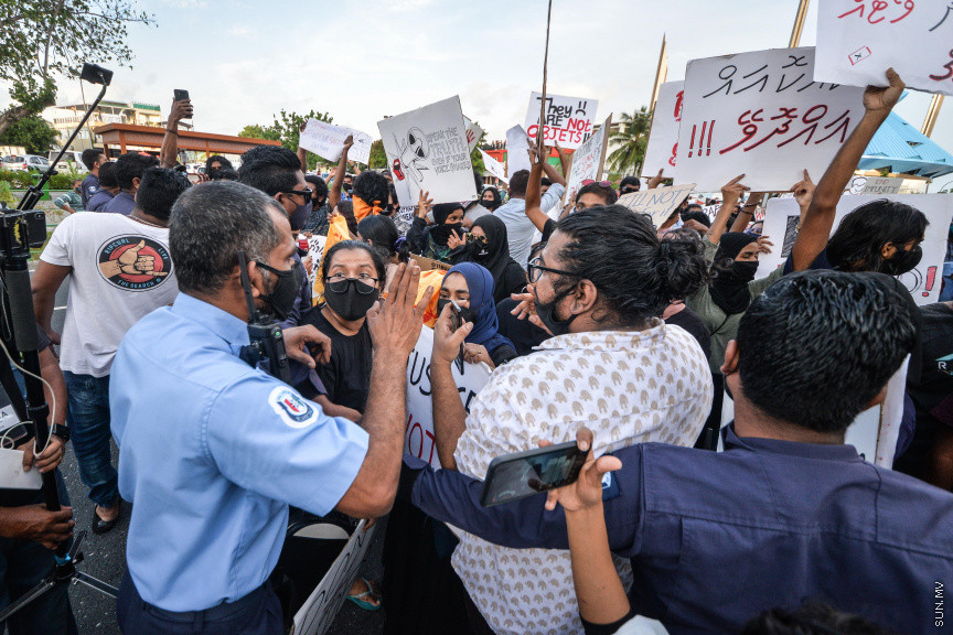 ޖޫން 29، 2020: ރޭޕްއާ ދެކޮޅަށް މާލޭގައި ކުރި މުޒާހަރާގެ ތެރެއިން: މުޒާހަރާގެ ބައިވެރިން ކުރިއަށް ދިއުމަށް ފުލުހުން ހުރަސް އެޅުމުން ވަނީ ހަމަނުޖެހުންތަކެއް ހިނގާފައި -- ސަން ފޮޓޯ/ ފަޔާޒު މޫސާ 