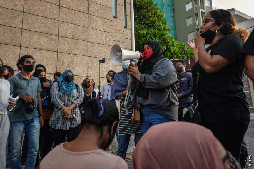 ޖޫން 29، 2020: ރޭޕްއާ ދެކޮޅަށް މާލޭގައި ކުރި މުޒާހަރާގެ ތެރެއިން: ޖެންޑާ މިނިސްޓްރީ ކައިރިން ފެށި މުޒާހަރާގެ ބައެއް ބައިވެރިން ވަނީ އެމީހުންނަށް ދިމާވެފައިވާ ޖިންސީ ގޯނާގެ ވާހަކަތައް ކަރުނަ އޮހޮރަމުން ކިޔައިދީފައި -- ސަން ފޮޓޯ/ ފަޔާޒު މޫސާ 