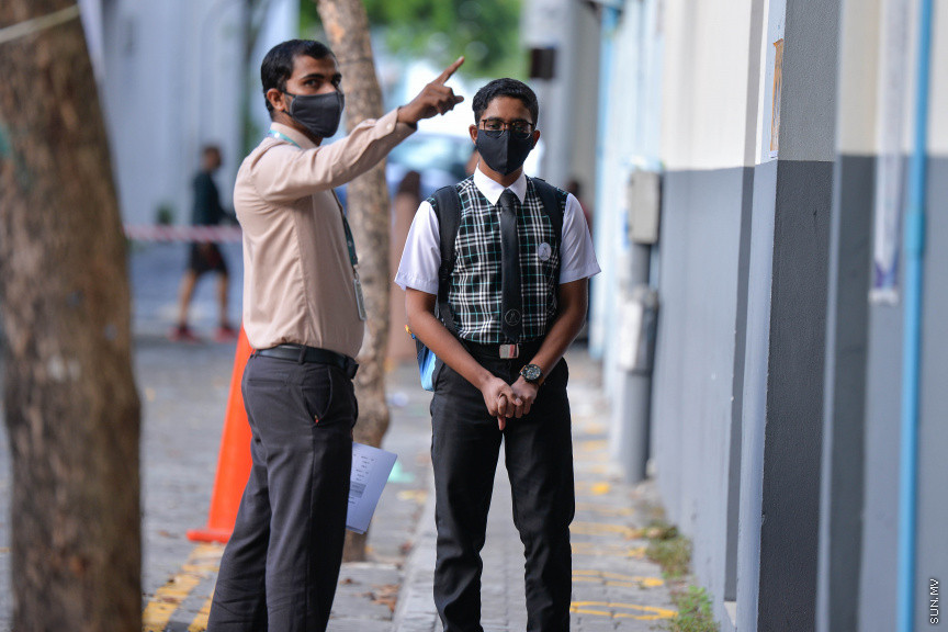 ޖުލައި 1، 2020: ކޮވިޑް19ގެ ނުރައްކަލާއެކު ސްކޫލްތައް ބަންދު ކުރުމަށްފަހު، ރައްކާތެރިކަމުގެ ފިޔަވަޅުތަކާއެކު ސްކޫލްތައް އަލުން ހުޅުވުން: އަދި ސްކޫލްތަކުގައި ކިޔަވައިދޭން ފެށީ ގްރޭޑް 9-12 އަށް -- ސަން ފޮޓޯ/ ފަޔާޒު މޫސާ