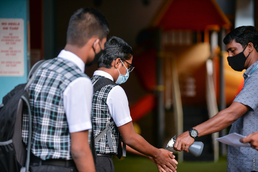 ޖުލައި 1، 2020: ކޮވިޑް19ގެ ނުރައްކަލާއެކު ސްކޫލްތައް ބަންދު ކުރުމަށްފަހު، ރައްކާތެރިކަމުގެ ފިޔަވަޅުތަކާއެކު ސްކޫލްތައް އަލުން ހުޅުވުން: އަދި ސްކޫލްތަކުގައި ކިޔަވައިދޭން ފެށީ ގްރޭޑް 9-12 އަށް -- ސަން ފޮޓޯ/ ފަޔާޒު މޫސާ