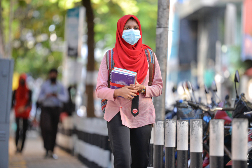 ޖުލައި 1، 2020: ކޮވިޑް19ގެ ނުރައްކަލާއެކު ސްކޫލްތައް ބަންދު ކުރުމަށްފަހު، ރައްކާތެރިކަމުގެ ފިޔަވަޅުތަކާއެކު ސްކޫލްތައް އަލުން ހުޅުވުން: އަދި ސްކޫލްތަކުގައި ކިޔަވައިދޭން ފެށީ ގްރޭޑް 9-12 އަށް -- ސަން ފޮޓޯ/ ފަޔާޒު މޫސާ
