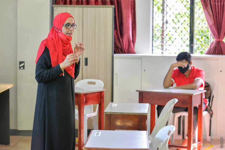 ޖުލައި 1، 2020: ކޮވިޑް19ގެ ނުރައްކަލާއެކު ސްކޫލްތައް ބަންދު ކުރުމަށްފަހު، ރައްކާތެރިކަމުގެ ފިޔަވަޅުތަކާއެކު ސްކޫލްތައް އަލުން ހުޅުވުން: އަދި ސްކޫލްތަކުގައި ކިޔަވައިދޭން ފެށީ ގްރޭޑް 9-12 އަށް -- ސަން ފޮޓޯ/ ފަޔާޒު މޫސާ