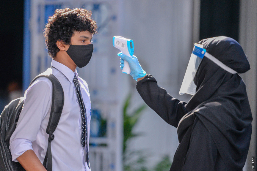 ޖުލައި 1، 2020: ކޮވިޑް19ގެ ނުރައްކަލާއެކު ސްކޫލްތައް ބަންދު ކުރުމަށްފަހު، ރައްކާތެރިކަމުގެ ފިޔަވަޅުތަކާއެކު ސްކޫލްތައް އަލުން ހުޅުވުން: އަދި ސްކޫލްތަކުގައި ކިޔަވައިދޭން ފެށީ ގްރޭޑް 9-12 އަށް -- ސަން ފޮޓޯ/ ފަޔާޒު މޫސާ