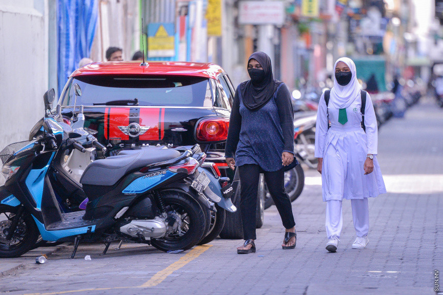 ޖުލައި 1، 2020: ކޮވިޑް19ގެ ނުރައްކަލާއެކު ސްކޫލްތައް ބަންދު ކުރުމަށްފަހު، ރައްކާތެރިކަމުގެ ފިޔަވަޅުތަކާއެކު ސްކޫލްތައް އަލުން ހުޅުވުން: އަދި ސްކޫލްތަކުގައި ކިޔަވައިދޭން ފެށީ ގްރޭޑް 9-12 އަށް -- ސަން ފޮޓޯ/ ފަޔާޒު މޫސާ