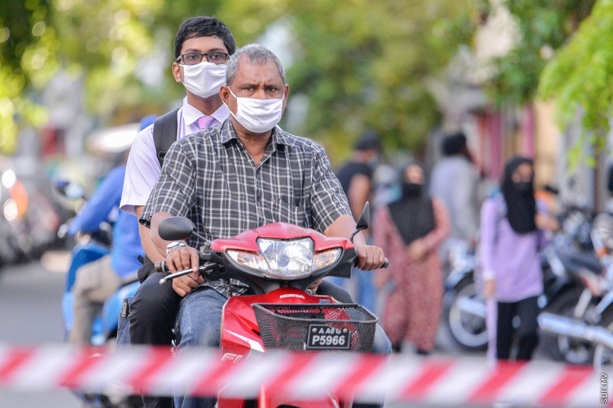 ޖުލައި 1، 2020: ކޮވިޑް19ގެ ނުރައްކަލާއެކު ސްކޫލްތައް ބަންދު ކުރުމަށްފަހު، ރައްކާތެރިކަމުގެ ފިޔަވަޅުތަކާއެކު ސްކޫލްތައް އަލުން ހުޅުވުން: އަދި ސްކޫލްތަކުގައި ކިޔަވައިދޭން ފެށީ ގްރޭޑް 9-12 އަށް -- ސަން ފޮޓޯ/ ފަޔާޒު މޫސާ