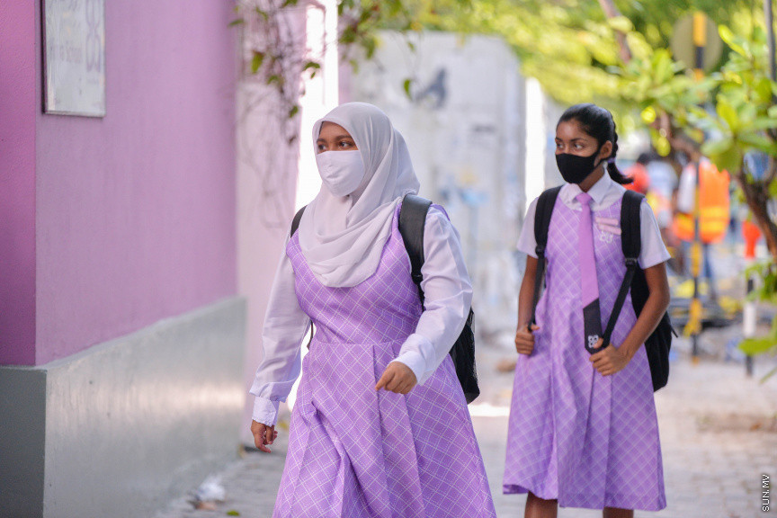 ޖުލައި 1، 2020: ކޮވިޑް19ގެ ނުރައްކަލާއެކު ސްކޫލްތައް ބަންދު ކުރުމަށްފަހު، ރައްކާތެރިކަމުގެ ފިޔަވަޅުތަކާއެކު ސްކޫލްތައް އަލުން ހުޅުވުން: އަދި ސްކޫލްތަކުގައި ކިޔަވައިދޭން ފެށީ ގްރޭޑް 9-12 އަށް -- ސަން ފޮޓޯ/ ފަޔާޒު މޫސާ