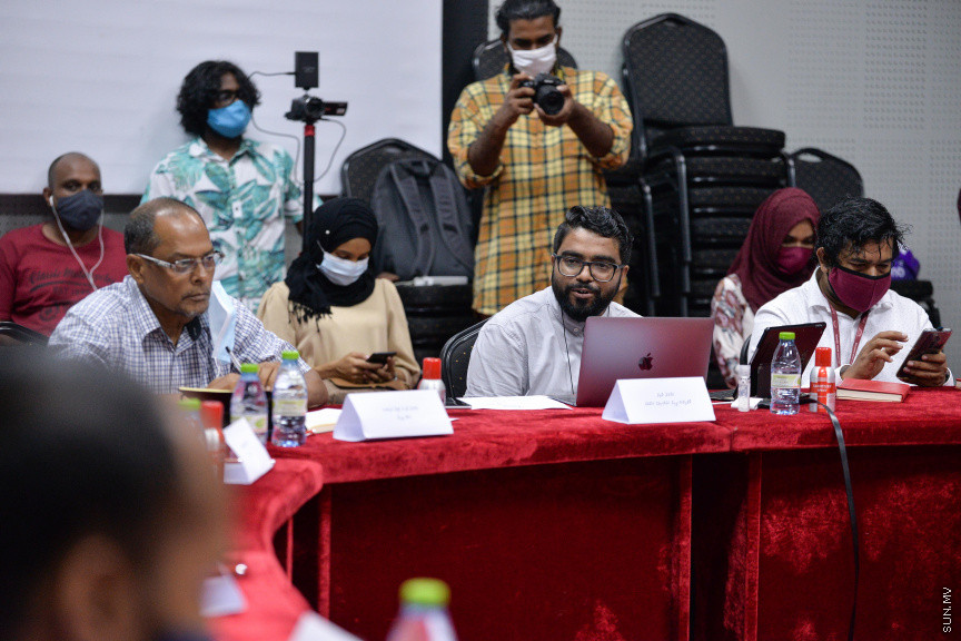 ޖުލައި 4، 2020: މީޑިއާތަކަށް ހުރި ގޮންޖެހުންތަކާއި ހޯދިދާނެ ހައްލުތަކާ މެދު މަސްވަރާކުރުމަށް މީޑިއާ ކައުންސިލުން އިންތިޒާމުކޮއްގެން ބޭއްވި "އެޑިޓަރުންގެ މަހާސިންތާ 2020" ގެ ތެރެއިން -- ސަން ފޮޓޯ/ ފަޔާޒު މޫސާ