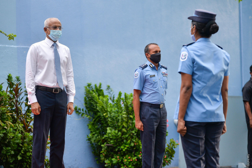 ޖުލައި 5، 2020: ރައީސް އިބްރާޙިމް މުހައްމަދު ސޯލިހް ދިވެހި ފުލުހުންނާ ބައްދަލުކުރެއްވުމަށް  އިސްކަންދަރުކޮށީގައި ބޭއްވި ރަސްމިއްޔާތުގެ ތެރެއިން -- ސަން ފޮޓޯ/ ފަޔާޒު މޫސާ