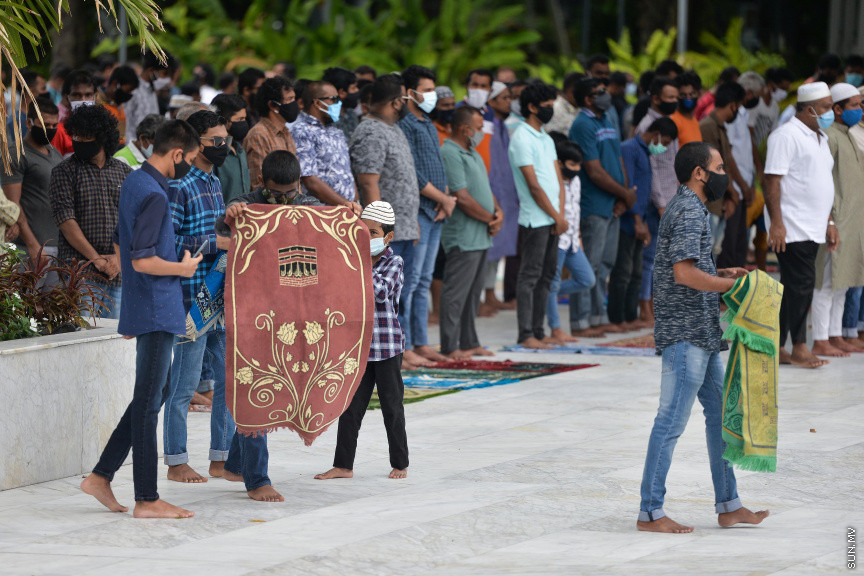 ޖުލައި 10، 2020: ކޮވިޑް19 އާ ގުޅިގެން މާލެ ސިޓީގެ މިސްކިތްތަކުގައި ޖަމާއަތް ހެދުން މެދުކަނޑާލިތާ ތިން މަހަށް ވުރެ ގިނަ ދުވަހަށްފަހު، މާލޭގެ މިސްކިތްތަކުގައި ހުކުރު ނަމާދު ކުރަން ފެށުން -- ސަން ފޮޓޯ/  ފަޔާޒު މޫސާ 