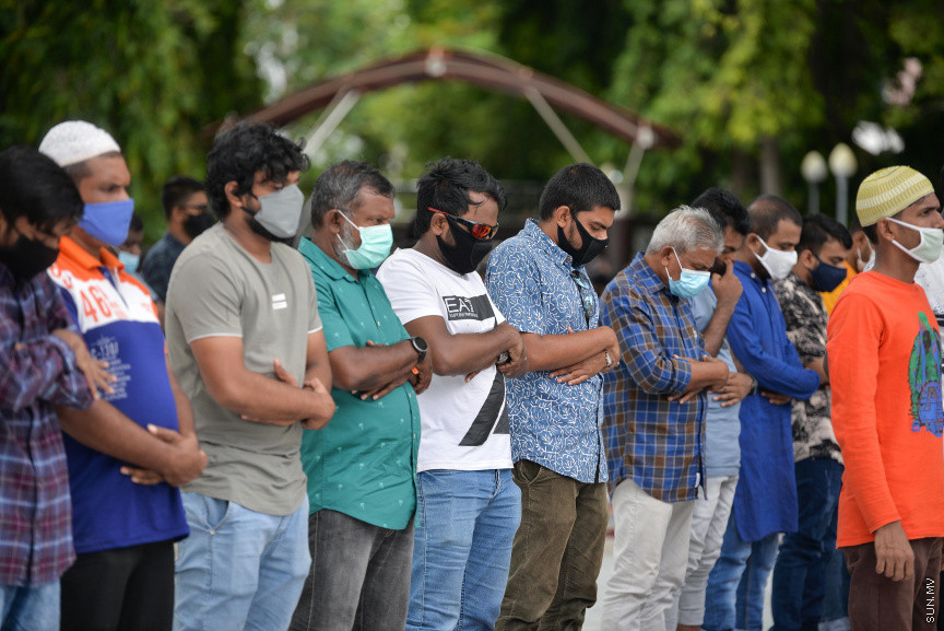 ޖުލައި 10، 2020: ކޮވިޑް19 އާ ގުޅިގެން މާލެ ސިޓީގެ މިސްކިތްތަކުގައި ޖަމާއަތް ހެދުން މެދުކަނޑާލިތާ ތިން މަހަށް ވުރެ ގިނަ ދުވަހަށްފަހު، މާލޭގެ މިސްކިތްތަކުގައި ހުކުރު ނަމާދު ކުރަން ފެށުން -- ސަން ފޮޓޯ/  ފަޔާޒު މޫސާ 