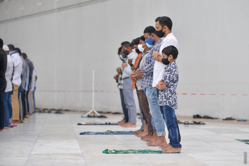 ޖުލައި 10، 2020: ކޮވިޑް19 އާ ގުޅިގެން މާލެ ސިޓީގެ މިސްކިތްތަކުގައި ޖަމާއަތް ހެދުން މެދުކަނޑާލިތާ ތިން މަހަށް ވުރެ ގިނަ ދުވަހަށްފަހު، މާލޭގެ މިސްކިތްތަކުގައި ހުކުރު ނަމާދު ކުރަން ފެށުން -- ސަން ފޮޓޯ/  ފަޔާޒު މޫސާ 