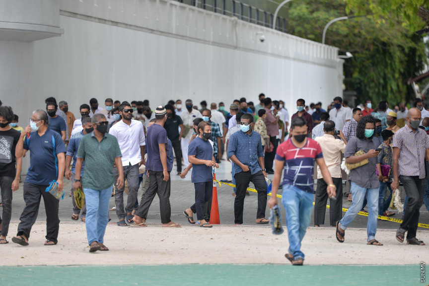ޖުލައި 10، 2020: ކޮވިޑް19 އާ ގުޅިގެން މާލެ ސިޓީގެ މިސްކިތްތަކުގައި ޖަމާއަތް ހެދުން މެދުކަނޑާލިތާ ތިން މަހަށް ވުރެ ގިނަ ދުވަހަށްފަހު، މާލޭގެ މިސްކިތްތަކުގައި ހުކުރު ނަމާދު ކުރަން ފެށުން -- ސަން ފޮޓޯ/  ފަޔާޒު މޫސާ 