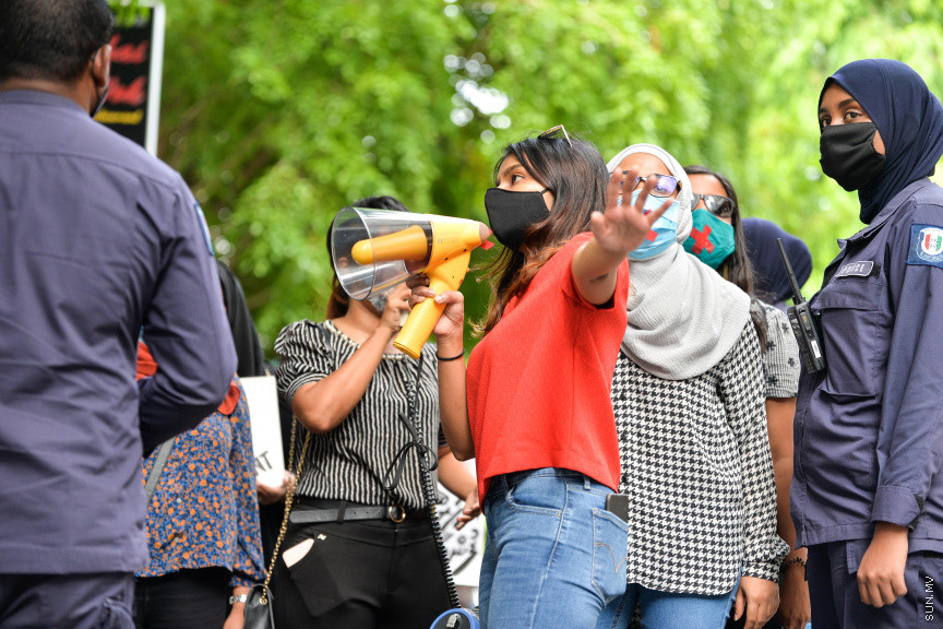 ޖުލައި 12، 2020: ރޭޕް ކުރުމާއި ދެކޮޅަށް "ޖާގައެއް ނެތް" ނަމުގައި ހޮޓަލް ޖެންކައިރީ ކުރި މުޒާހިރާގެ ތެރެއިން -- ސަން ފޮޓޯ/ ފަޔާޒު މޫސާ