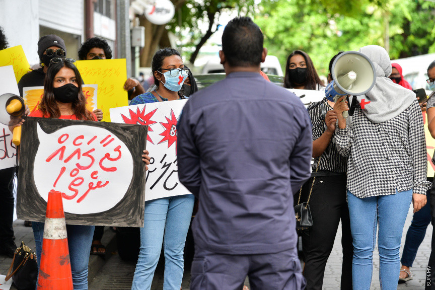ޖުލައި 12، 2020: ރޭޕް ކުރުމާއި ދެކޮޅަށް "ޖާގައެއް ނެތް" ނަމުގައި ހޮޓަލް ޖެންކައިރީ ކުރި މުޒާހިރާގެ ތެރެއިން -- ސަން ފޮޓޯ/ ފަޔާޒު މޫސާ