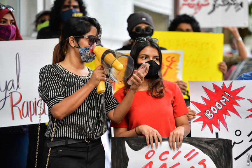 ޖުލައި 12، 2020: ރޭޕް ކުރުމާއި ދެކޮޅަށް "ޖާގައެއް ނެތް" ނަމުގައި ހޮޓަލް ޖެންކައިރީ ކުރި މުޒާހިރާގެ ތެރެއިން -- ސަން ފޮޓޯ/ ފަޔާޒު މޫސާ