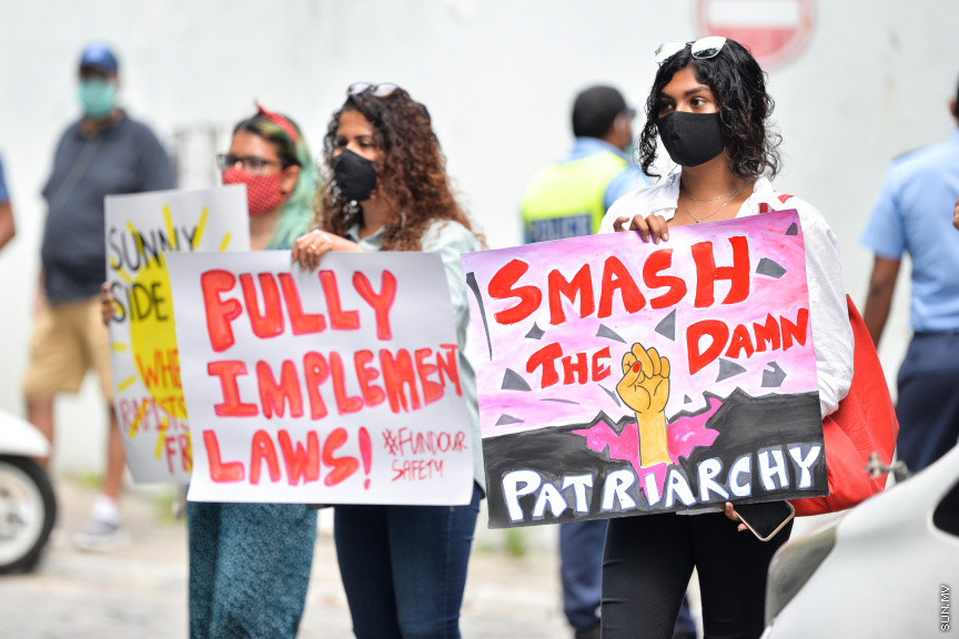 ޖުލައި 12، 2020: ރޭޕް ކުރުމާއި ދެކޮޅަށް "ޖާގައެއް ނެތް" ނަމުގައި ހޮޓަލް ޖެންކައިރީ ކުރި މުޒާހިރާގެ ތެރެއިން -- ސަން ފޮޓޯ/ ފަޔާޒު މޫސާ