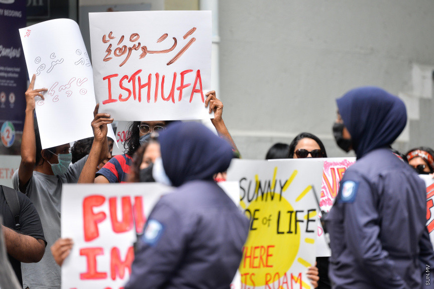 ޖުލައި 12، 2020: ރޭޕް ކުރުމާއި ދެކޮޅަށް "ޖާގައެއް ނެތް" ނަމުގައި ހޮޓަލް ޖެންކައިރީ ކުރި މުޒާހިރާގެ ތެރެއިން -- ސަން ފޮޓޯ/ ފަޔާޒު މޫސާ