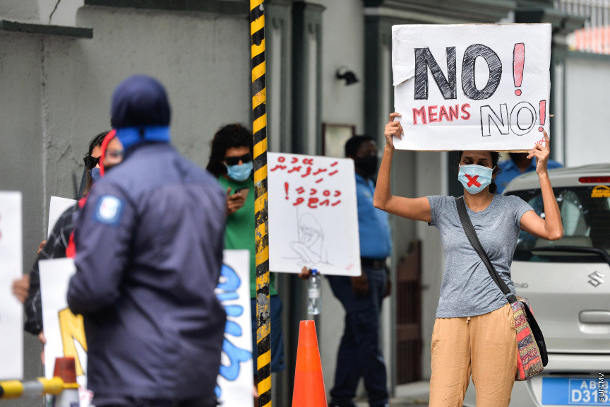 ޖުލައި 12، 2020: ރޭޕް ކުރުމާއި ދެކޮޅަށް "ޖާގައެއް ނެތް" ނަމުގައި ހޮޓަލް ޖެންކައިރީ ކުރި މުޒާހިރާގެ ތެރެއިން -- ސަން ފޮޓޯ/ ފަޔާޒު މޫސާ
