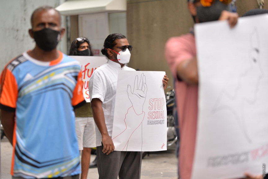 ޖުލައި 12، 2020: ރޭޕް ކުރުމާއި ދެކޮޅަށް "ޖާގައެއް ނެތް" ނަމުގައި ހޮޓަލް ޖެންކައިރީ ކުރި މުޒާހިރާގެ ތެރެއިން -- ސަން ފޮޓޯ/ ފަޔާޒު މޫސާ