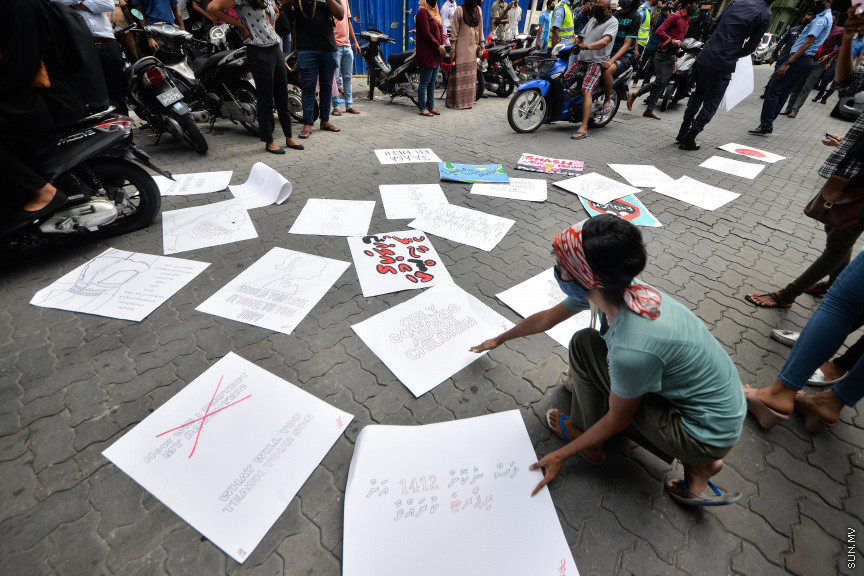 ޖުލައި 12، 2020: ރޭޕް ކުރުމާއި ދެކޮޅަށް "ޖާގައެއް ނެތް" ނަމުގައި ހޮޓަލް ޖެންކައިރީ ކުރި މުޒާހިރާގެ ތެރެއިން -- ސަން ފޮޓޯ/ ފަޔާޒު މޫސާ