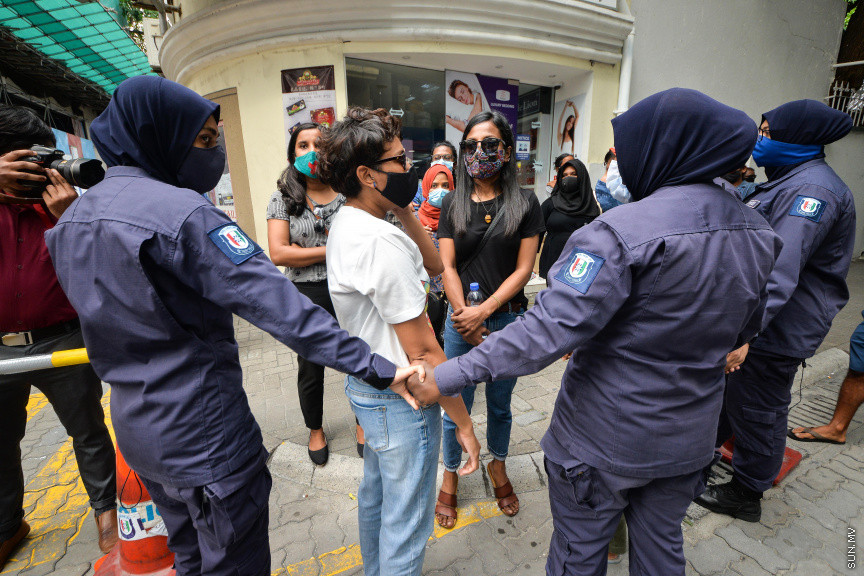 ޖުލައި 12، 2020: ރޭޕް ކުރުމާއި ދެކޮޅަށް "ޖާގައެއް ނެތް" ނަމުގައި ހޮޓަލް ޖެންކައިރީ ކުރި މުޒާހިރާގެ ތެރެއިން -- ސަން ފޮޓޯ/ ފަޔާޒު މޫސާ
