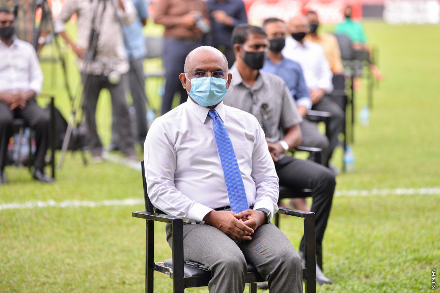 ޖުލައި 13، 2020: ސަރުކާރުގެ ވައުދުތަކުގެ ތެރޭގައި ހިމެނޭ "ދުޅަހެޔޮ ހަށިހެޔޮ" ސިއްހަތެއްގައި ރައްޔިތުން ބޭތިއްބުމުގެ ސިޔާސަތުގެ ތެރޭގައި ހިމެނިގެން އިންޑިއާގެ ސަރުކާރުގެ އެހީގައި ރާއްޖޭގެ 61 ރަށެއްގައި އެޅުމަށް ނިންމާފައިވާ އައުޓްޑޯ ޖިމުތަކަށް ބޭނުންވާ ސާމާނު ގެނެސް ރަސްމީކޮށް ދިވެހި ސަރުކާރާ ހަވާލުކުރުމަށް ބޭއްވި ހަފްލާގެ ތެރެއިން -- ސަން ފޮޓޯ/ ފަޔާޒު މޫސާ 