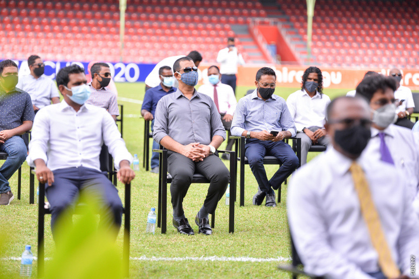 ޖުލައި 13، 2020: ސަރުކާރުގެ ވައުދުތަކުގެ ތެރޭގައި ހިމެނޭ "ދުޅަހެޔޮ ހަށިހެޔޮ" ސިއްހަތެއްގައި ރައްޔިތުން ބޭތިއްބުމުގެ ސިޔާސަތުގެ ތެރޭގައި ހިމެނިގެން އިންޑިއާގެ ސަރުކާރުގެ އެހީގައި ރާއްޖޭގެ 61 ރަށެއްގައި އެޅުމަށް ނިންމާފައިވާ އައުޓްޑޯ ޖިމުތަކަށް ބޭނުންވާ ސާމާނު ގެނެސް ރަސްމީކޮށް ދިވެހި ސަރުކާރާ ހަވާލުކުރުމަށް ބޭއްވި ހަފްލާގެ ތެރެއިން -- ސަން ފޮޓޯ/ ފަޔާޒު މޫސާ 