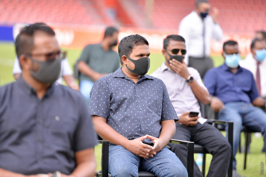 ޖުލައި 13، 2020: ސަރުކާރުގެ ވައުދުތަކުގެ ތެރޭގައި ހިމެނޭ "ދުޅަހެޔޮ ހަށިހެޔޮ" ސިއްހަތެއްގައި ރައްޔިތުން ބޭތިއްބުމުގެ ސިޔާސަތުގެ ތެރޭގައި ހިމެނިގެން އިންޑިއާގެ ސަރުކާރުގެ އެހީގައި ރާއްޖޭގެ 61 ރަށެއްގައި އެޅުމަށް ނިންމާފައިވާ އައުޓްޑޯ ޖިމުތަކަށް ބޭނުންވާ ސާމާނު ގެނެސް ރަސްމީކޮށް ދިވެހި ސަރުކާރާ ހަވާލުކުރުމަށް ބޭއްވި ހަފްލާގެ ތެރެއިން -- ސަން ފޮޓޯ/ ފަޔާޒު މޫސާ 