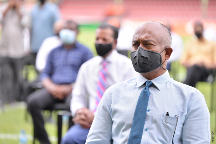 ޖުލައި 13، 2020: ސަރުކާރުގެ ވައުދުތަކުގެ ތެރޭގައި ހިމެނޭ "ދުޅަހެޔޮ ހަށިހެޔޮ" ސިއްހަތެއްގައި ރައްޔިތުން ބޭތިއްބުމުގެ ސިޔާސަތުގެ ތެރޭގައި ހިމެނިގެން އިންޑިއާގެ ސަރުކާރުގެ އެހީގައި ރާއްޖޭގެ 61 ރަށެއްގައި އެޅުމަށް ނިންމާފައިވާ އައުޓްޑޯ ޖިމުތަކަށް ބޭނުންވާ ސާމާނު ގެނެސް ރަސްމީކޮށް ދިވެހި ސަރުކާރާ ހަވާލުކުރުމަށް ބޭއްވި ހަފްލާގެ ތެރެއިން -- ސަން ފޮޓޯ/ ފަޔާޒު މޫސާ 