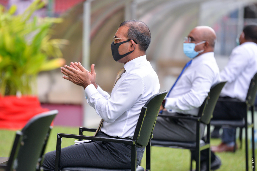 ޖުލައި 13، 2020: ސަރުކާރުގެ ވައުދުތަކުގެ ތެރޭގައި ހިމެނޭ "ދުޅަހެޔޮ ހަށިހެޔޮ" ސިއްހަތެއްގައި ރައްޔިތުން ބޭތިއްބުމުގެ ސިޔާސަތުގެ ތެރޭގައި ހިމެނިގެން އިންޑިއާގެ ސަރުކާރުގެ އެހީގައި ރާއްޖޭގެ 61 ރަށެއްގައި އެޅުމަށް ނިންމާފައިވާ އައުޓްޑޯ ޖިމުތަކަށް ބޭނުންވާ ސާމާނު ގެނެސް ރަސްމީކޮށް ދިވެހި ސަރުކާރާ ހަވާލުކުރުމަށް ބޭއްވި ހަފްލާގެ ތެރެއިން -- ސަން ފޮޓޯ/ ފަޔާޒު މޫސާ 