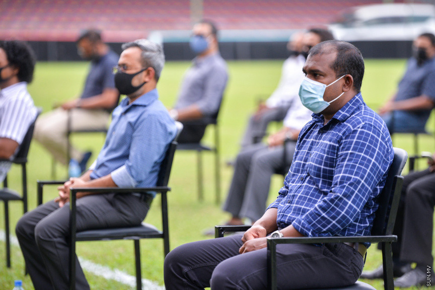 ޖުލައި 13، 2020: ސަރުކާރުގެ ވައުދުތަކުގެ ތެރޭގައި ހިމެނޭ "ދުޅަހެޔޮ ހަށިހެޔޮ" ސިއްހަތެއްގައި ރައްޔިތުން ބޭތިއްބުމުގެ ސިޔާސަތުގެ ތެރޭގައި ހިމެނިގެން އިންޑިއާގެ ސަރުކާރުގެ އެހީގައި ރާއްޖޭގެ 61 ރަށެއްގައި އެޅުމަށް ނިންމާފައިވާ އައުޓްޑޯ ޖިމުތަކަށް ބޭނުންވާ ސާމާނު ގެނެސް ރަސްމީކޮށް ދިވެހި ސަރުކާރާ ހަވާލުކުރުމަށް ބޭއްވި ހަފްލާގެ ތެރެއިން -- ސަން ފޮޓޯ/ ފަޔާޒު މޫސާ 