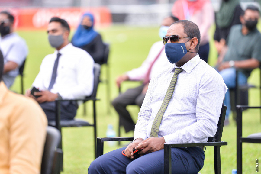 ޖުލައި 13، 2020: ސަރުކާރުގެ ވައުދުތަކުގެ ތެރޭގައި ހިމެނޭ "ދުޅަހެޔޮ ހަށިހެޔޮ" ސިއްހަތެއްގައި ރައްޔިތުން ބޭތިއްބުމުގެ ސިޔާސަތުގެ ތެރޭގައި ހިމެނިގެން އިންޑިއާގެ ސަރުކާރުގެ އެހީގައި ރާއްޖޭގެ 61 ރަށެއްގައި އެޅުމަށް ނިންމާފައިވާ އައުޓްޑޯ ޖިމުތަކަށް ބޭނުންވާ ސާމާނު ގެނެސް ރަސްމީކޮށް ދިވެހި ސަރުކާރާ ހަވާލުކުރުމަށް ބޭއްވި ހަފްލާގެ ތެރެއިން -- ސަން ފޮޓޯ/ ފަޔާޒު މޫސާ 