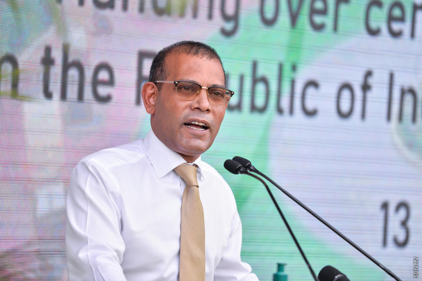 ޖުލައި 13، 2020: ސަރުކާރުގެ ވައުދުތަކުގެ ތެރޭގައި ހިމެނޭ "ދުޅަހެޔޮ ހަށިހެޔޮ" ސިއްހަތެއްގައި ރައްޔިތުން ބޭތިއްބުމުގެ ސިޔާސަތުގެ ތެރޭގައި ހިމެނިގެން އިންޑިއާގެ ސަރުކާރުގެ އެހީގައި ރާއްޖޭގެ 61 ރަށެއްގައި އެޅުމަށް ނިންމާފައިވާ އައުޓްޑޯ ޖިމުތަކަށް ބޭނުންވާ ސާމާނު ގެނެސް ރަސްމީކޮށް ދިވެހި ސަރުކާރާ ހަވާލުކުރުމަށް ބޭއްވި ހަފްލާގެ ތެރެއިން -- ސަން ފޮޓޯ/ ފަޔާޒު މޫސާ 