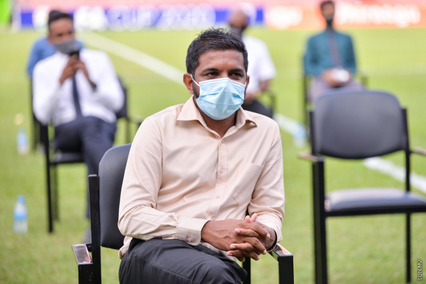 ޖުލައި 13، 2020: ސަރުކާރުގެ ވައުދުތަކުގެ ތެރޭގައި ހިމެނޭ "ދުޅަހެޔޮ ހަށިހެޔޮ" ސިއްހަތެއްގައި ރައްޔިތުން ބޭތިއްބުމުގެ ސިޔާސަތުގެ ތެރޭގައި ހިމެނިގެން އިންޑިއާގެ ސަރުކާރުގެ އެހީގައި ރާއްޖޭގެ 61 ރަށެއްގައި އެޅުމަށް ނިންމާފައިވާ އައުޓްޑޯ ޖިމުތަކަށް ބޭނުންވާ ސާމާނު ގެނެސް ރަސްމީކޮށް ދިވެހި ސަރުކާރާ ހަވާލުކުރުމަށް ބޭއްވި ހަފްލާގެ ތެރެއިން -- ސަން ފޮޓޯ/ ފަޔާޒު މޫސާ 