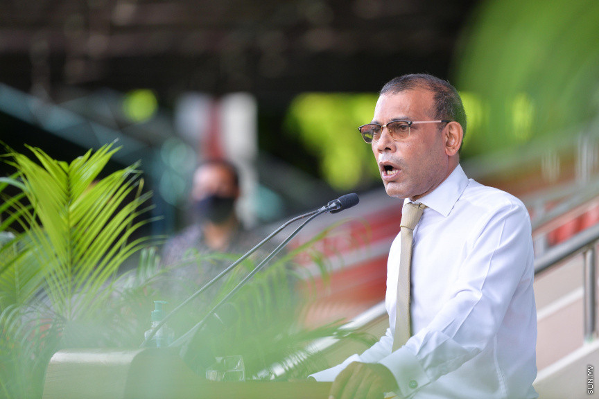 ޖުލައި 13، 2020: ސަރުކާރުގެ ވައުދުތަކުގެ ތެރޭގައި ހިމެނޭ "ދުޅަހެޔޮ ހަށިހެޔޮ" ސިއްހަތެއްގައި ރައްޔިތުން ބޭތިއްބުމުގެ ސިޔާސަތުގެ ތެރޭގައި ހިމެނިގެން އިންޑިއާގެ ސަރުކާރުގެ އެހީގައި ރާއްޖޭގެ 61 ރަށެއްގައި އެޅުމަށް ނިންމާފައިވާ އައުޓްޑޯ ޖިމުތަކަށް ބޭނުންވާ ސާމާނު ގެނެސް ރަސްމީކޮށް ދިވެހި ސަރުކާރާ ހަވާލުކުރުމަށް ބޭއްވި ހަފްލާގެ ތެރެއިން -- ސަން ފޮޓޯ/ ފަޔާޒު މޫސާ 