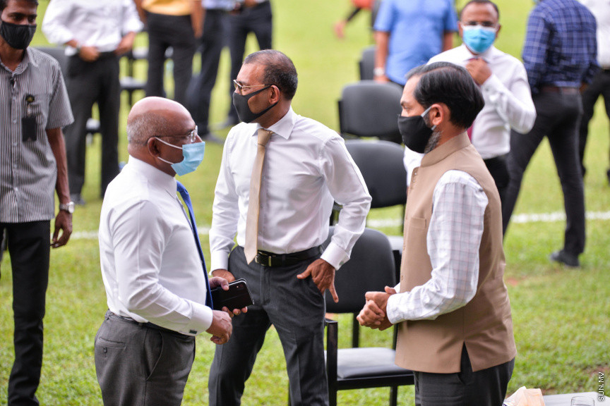 ޖުލައި 13، 2020: ސަރުކާރުގެ ވައުދުތަކުގެ ތެރޭގައި ހިމެނޭ "ދުޅަހެޔޮ ހަށިހެޔޮ" ސިއްހަތެއްގައި ރައްޔިތުން ބޭތިއްބުމުގެ ސިޔާސަތުގެ ތެރޭގައި ހިމެނިގެން އިންޑިއާގެ ސަރުކާރުގެ އެހީގައި ރާއްޖޭގެ 61 ރަށެއްގައި އެޅުމަށް ނިންމާފައިވާ އައުޓްޑޯ ޖިމުތަކަށް ބޭނުންވާ ސާމާނު ގެނެސް ރަސްމީކޮށް ދިވެހި ސަރުކާރާ ހަވާލުކުރުމަށް ބޭއްވި ހަފްލާގެ ތެރެއިން -- ސަން ފޮޓޯ/ ފަޔާޒު މޫސާ 