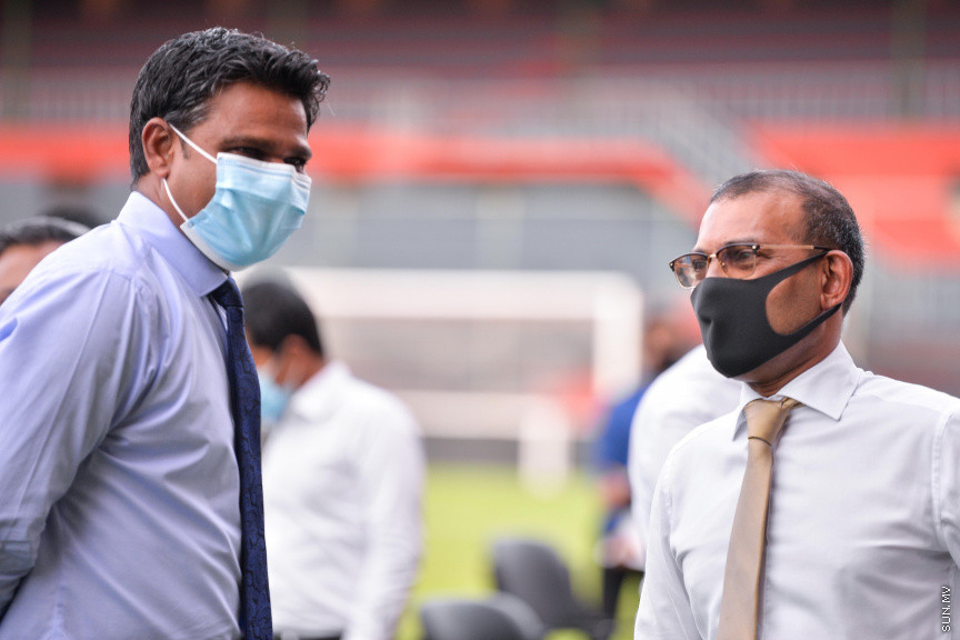ޖުލައި 13، 2020: ސަރުކާރުގެ ވައުދުތަކުގެ ތެރޭގައި ހިމެނޭ "ދުޅަހެޔޮ ހަށިހެޔޮ" ސިއްހަތެއްގައި ރައްޔިތުން ބޭތިއްބުމުގެ ސިޔާސަތުގެ ތެރޭގައި ހިމެނިގެން އިންޑިއާގެ ސަރުކާރުގެ އެހީގައި ރާއްޖޭގެ 61 ރަށެއްގައި އެޅުމަށް ނިންމާފައިވާ އައުޓްޑޯ ޖިމުތަކަށް ބޭނުންވާ ސާމާނު ގެނެސް ރަސްމީކޮށް ދިވެހި ސަރުކާރާ ހަވާލުކުރުމަށް ބޭއްވި ހަފްލާގެ ތެރެއިން -- ސަން ފޮޓޯ/ ފަޔާޒު މޫސާ 