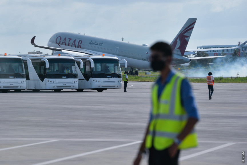 ޖުލައި 15، 2020: ކޮވިޑް19އާ ގުޅިގެން ތިން މަހަށްވުރެ ގިނަ ދުވަހަށް ރާއްޖޭގެ ބޯޑަރު ބަންދު ކުރުމަށް ފަހު އަލުން ހުޅުވާލުން: ހުޅުވާލުމުގެ ގޮތުން ރާއްޖޭގެ މައި އެއާޕޯޓް، ވެލާނާ އިންޓަނޭޝަނަލް އެއާޕޯޓް (ވީއައިއޭ)އަށް ޖައްސާފައި ވަނީ ގަތަރު އެއާވޭސްގެ ފްލައިޓެކެވެ. އެ ފްލައިޓުން 104 ޓޫރިސްޓަކު މިއަދު ރާއްޖެ ވަނީ އައިސްފައި -- ސަން ފޮޓޯ/ ފަޔާޒު މޫސާ