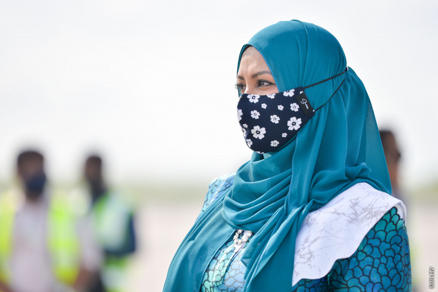 ޖުލައި 15، 2020: ކޮވިޑް19އާ ގުޅިގެން ތިން މަހަށްވުރެ ގިނަ ދުވަހަށް ރާއްޖޭގެ ބޯޑަރު ބަންދު ކުރުމަށް ފަހު އަލުން ހުޅުވާލުން: ހުޅުވާލުމުގެ ގޮތުން ރާއްޖޭގެ މައި އެއާޕޯޓް، ވެލާނާ އިންޓަނޭޝަނަލް އެއާޕޯޓް (ވީއައިއޭ)އަށް ޖައްސާފައި ވަނީ ގަތަރު އެއާވޭސްގެ ފްލައިޓެކެވެ. އެ ފްލައިޓުން 104 ޓޫރިސްޓަކު މިއަދު ރާއްޖެ ވަނީ އައިސްފައި -- ސަން ފޮޓޯ/ ފަޔާޒު މޫސާ