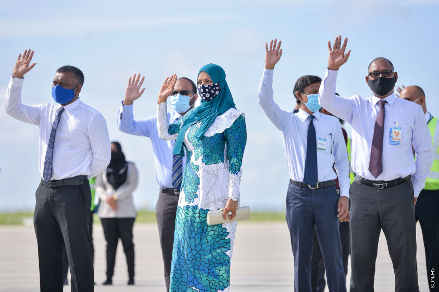 ޖުލައި 15، 2020: ކޮވިޑް19އާ ގުޅިގެން ތިން މަހަށްވުރެ ގިނަ ދުވަހަށް ރާއްޖޭގެ ބޯޑަރު ބަންދު ކުރުމަށް ފަހު އަލުން ހުޅުވާލުން: ހުޅުވާލުމުގެ ގޮތުން ރާއްޖޭގެ މައި އެއާޕޯޓް، ވެލާނާ އިންޓަނޭޝަނަލް އެއާޕޯޓް (ވީއައިއޭ)އަށް ޖައްސާފައި ވަނީ ގަތަރު އެއާވޭސްގެ ފްލައިޓެކެވެ. އެ ފްލައިޓުން 104 ޓޫރިސްޓަކު މިއަދު ރާއްޖެ ވަނީ އައިސްފައި -- ސަން ފޮޓޯ/ ފަޔާޒު މޫސާޖުލައި 15، 2020: ކޮވިޑް19އާ ގުޅިގެން ތިން މަހަށްވުރެ ގިނަ ދުވަހަށް ރާއްޖޭގެ ބޯޑަރު ބަންދު ކުރުމަށް ފަހު އަލުން ހުޅުވާލުން: ހުޅުވާލުމުގެ ގޮތުން ރާއްޖޭގެ މައި އެއާޕޯޓް، ވެލާނާ އިންޓަނޭޝަނަލް އެއާޕޯޓް (ވީއައިއޭ)އަށް ޖައްސާފައި ވަނީ ގަތަރު އެއާވޭސްގެ ފްލައިޓެކެވެ. އެ ފްލައިޓުން 104 ޓޫރިސްޓަކު މިއަދު ރާއްޖެ ވަނީ އައިސްފައި -- ސަން ފޮޓޯ/ ފަޔާޒު މޫސާ
