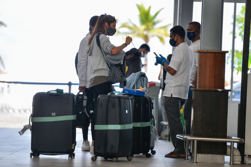 ޖުލައި 15، 2020: ކޮވިޑް19އާ ގުޅިގެން ތިން މަހަށްވުރެ ގިނަ ދުވަހަށް ރާއްޖޭގެ ބޯޑަރު ބަންދު ކުރުމަށް ފަހު އަލުން ހުޅުވާލުން: ހުޅުވާލުމުގެ ގޮތުން ރާއްޖޭގެ މައި އެއާޕޯޓް، ވެލާނާ އިންޓަނޭޝަނަލް އެއާޕޯޓް (ވީއައިއޭ)އަށް ޖައްސާފައި ވަނީ ގަތަރު އެއާވޭސްގެ ފްލައިޓެކެވެ. އެ ފްލައިޓުން 104 ޓޫރިސްޓަކު މިއަދު ރާއްޖެ ވަނީ އައިސްފައި -- ސަން ފޮޓޯ/ ފަޔާޒު މޫސާ