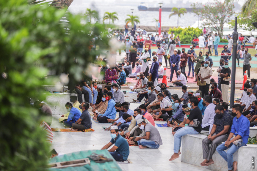 ޖުލައި 31، 2020: އިސްލާމީ މަރުކަޒުގައި ކުރެވުނު އަޟްހާ އީދު ނަމާދުގެ ތެރެއިން: މާލޭގެ ހުރިހާ މިސްކިތެއްގައި ޖަމާއަތުގައި ބޮޑު އީދު ނަމާދު ކުރިއިރު އީދު ނަމާދުގެ ޖަމާއަތަށް ގިނައިން ގޮސްފައި ވަނީ ބިދޭސީން -- ސަން ފޮޓޯ/ ފަޔާޒު މޫސާ