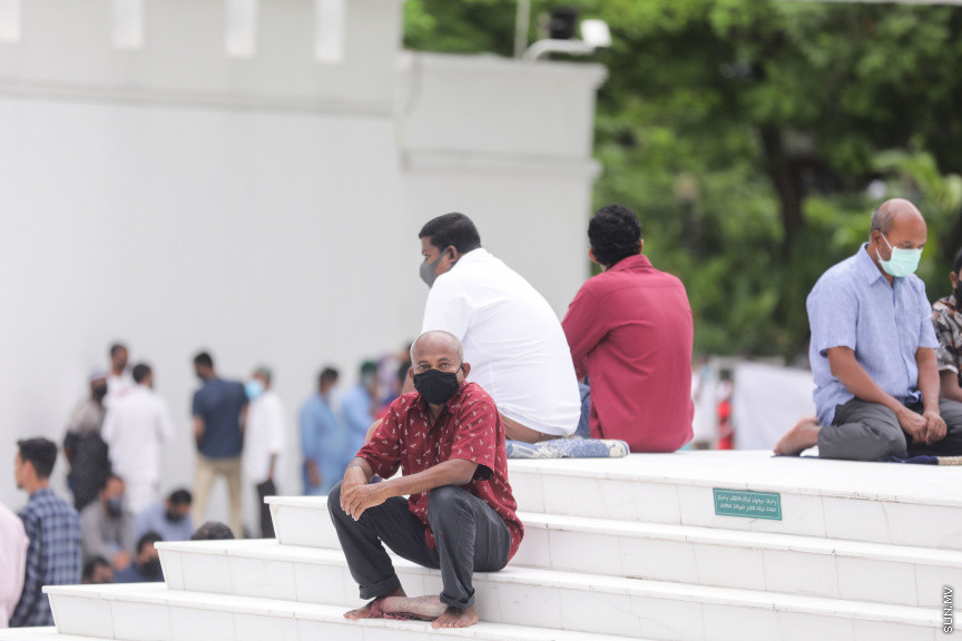 ޖުލައި 31، 2020: އިސްލާމީ މަރުކަޒުގައި ކުރެވުނު އަޟްހާ އީދު ނަމާދުގެ ތެރެއިން: މާލޭގެ ހުރިހާ މިސްކިތެއްގައި ޖަމާއަތުގައި ބޮޑު އީދު ނަމާދު ކުރިއިރު އީދު ނަމާދުގެ ޖަމާއަތަށް ގިނައިން ގޮސްފައި ވަނީ ބިދޭސީން -- ސަން ފޮޓޯ/ ފަޔާޒު މޫސާ