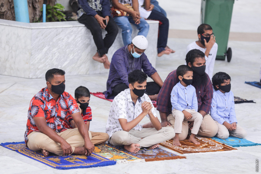 ޖުލައި 31، 2020: އިސްލާމީ މަރުކަޒުގައި ކުރެވުނު އަޟްހާ އީދު ނަމާދުގެ ތެރެއިން: މާލޭގެ ހުރިހާ މިސްކިތެއްގައި ޖަމާއަތުގައި ބޮޑު އީދު ނަމާދު ކުރިއިރު އީދު ނަމާދުގެ ޖަމާއަތަށް ގިނައިން ގޮސްފައި ވަނީ ބިދޭސީން -- ސަން ފޮޓޯ/ ފަޔާޒު މޫސާ